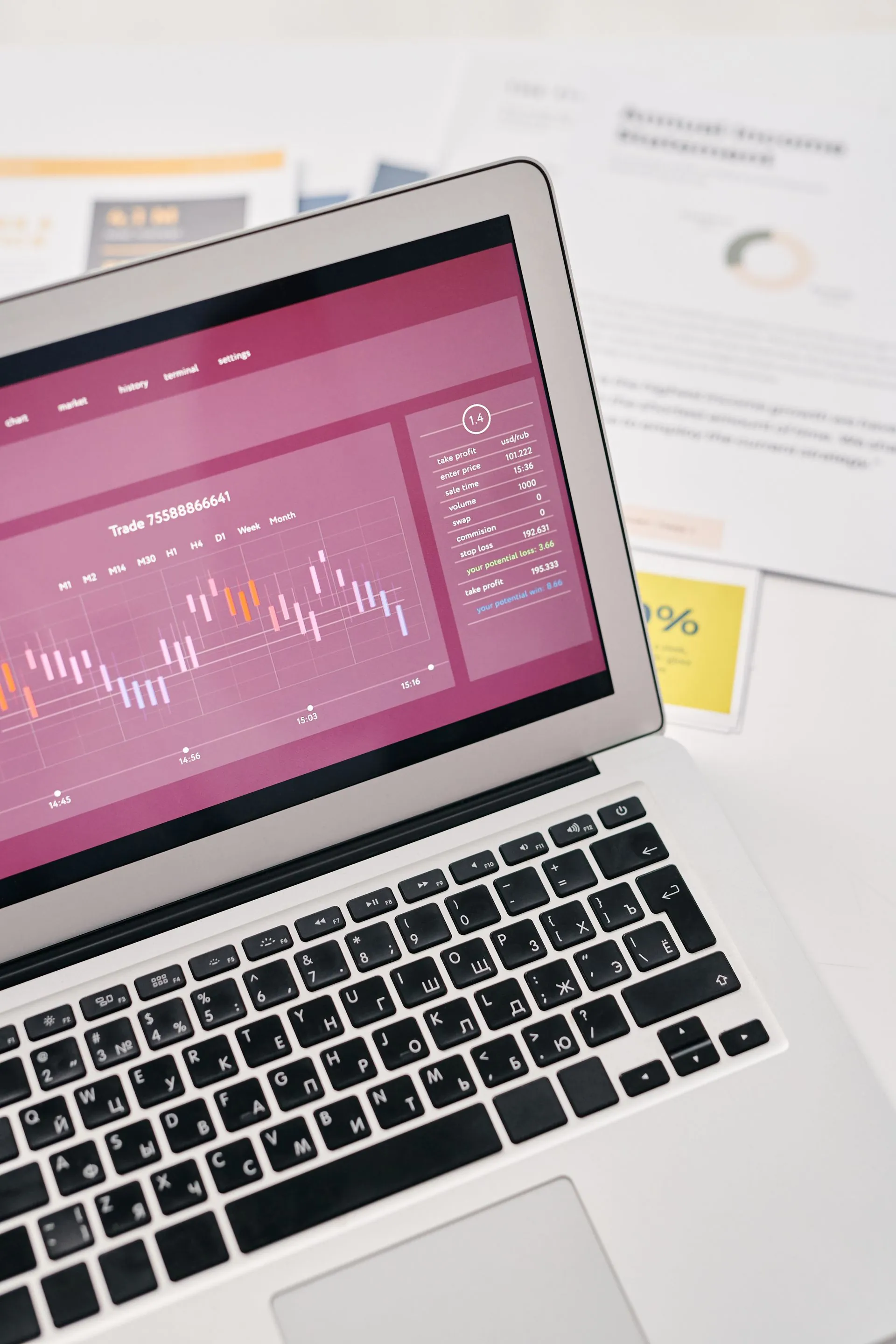 Laptop mostrando la analítica de posicionamiento web de un sitio