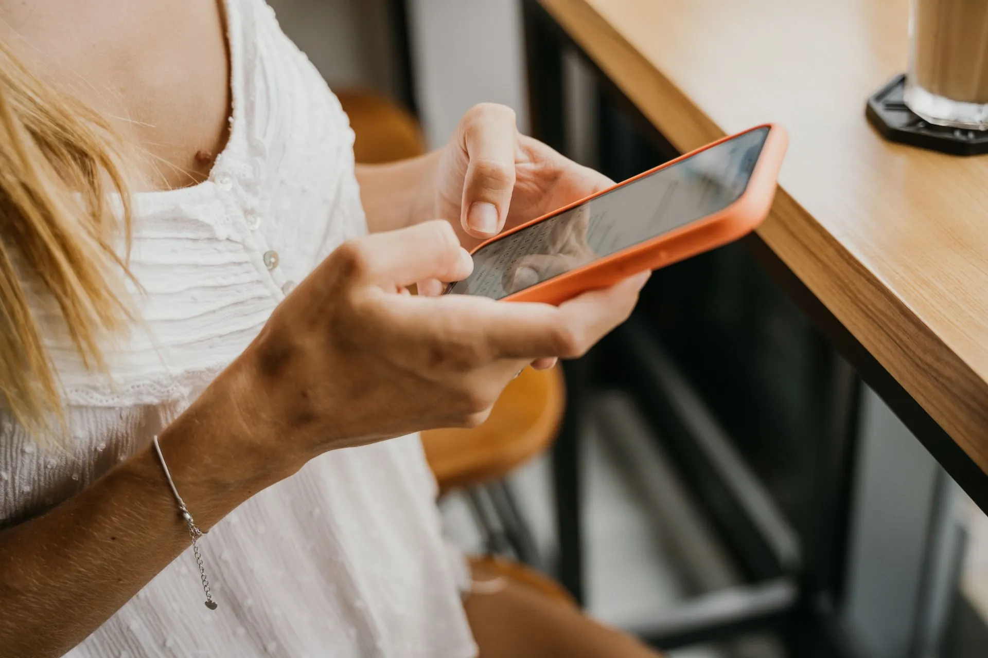 Clienta escribiendo un mensaje de WhatsApp a un negocio desde su celular