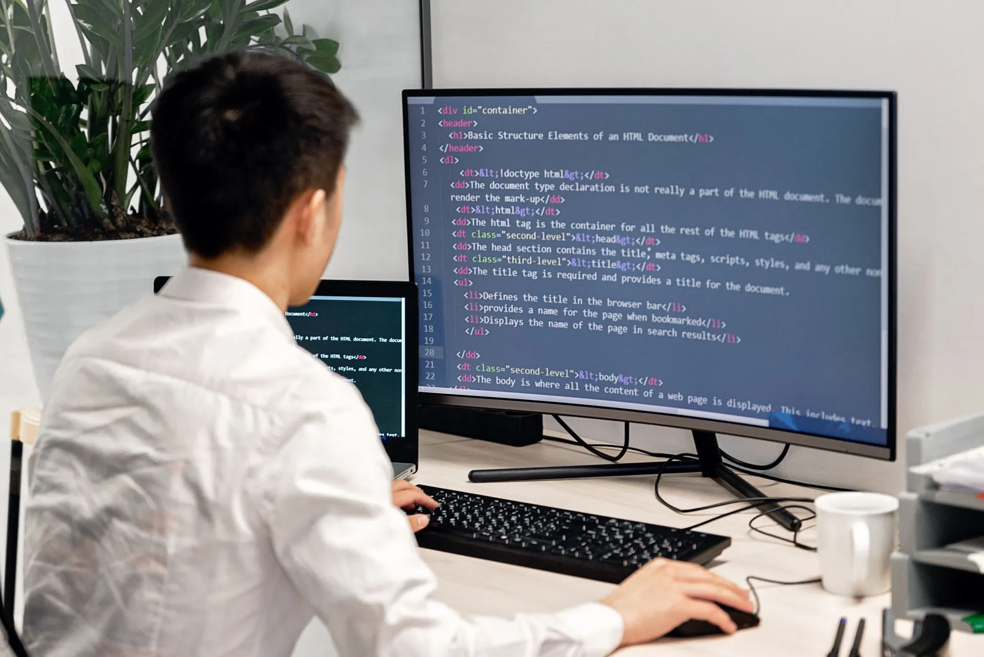 Desarrollador web mejorando una página en su computadora